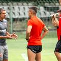 Nuno Campos, discutând aici cu căpitanul Cătălin Cîrjan // foto: Facebook @ Dinamo Bucuresti
