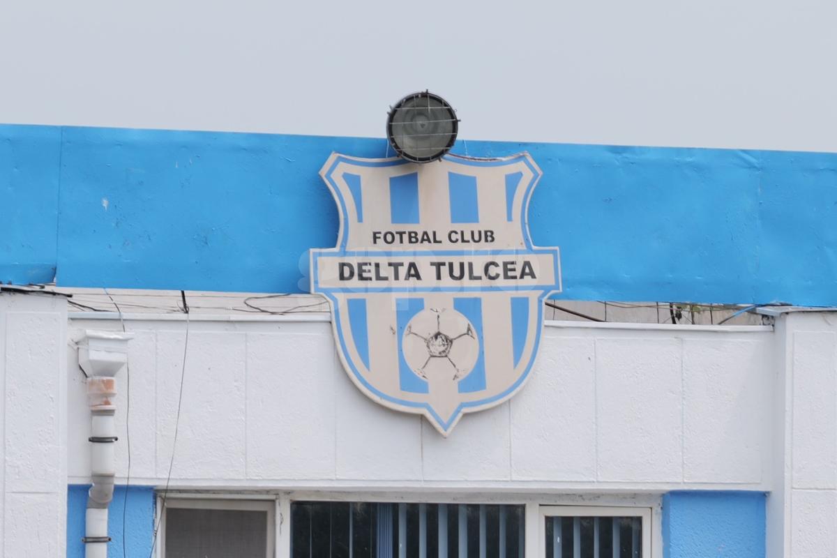 Arenă unică în România! Un bloc de locuințe este chiar în spatele Tribunei I, în curtea stadionului