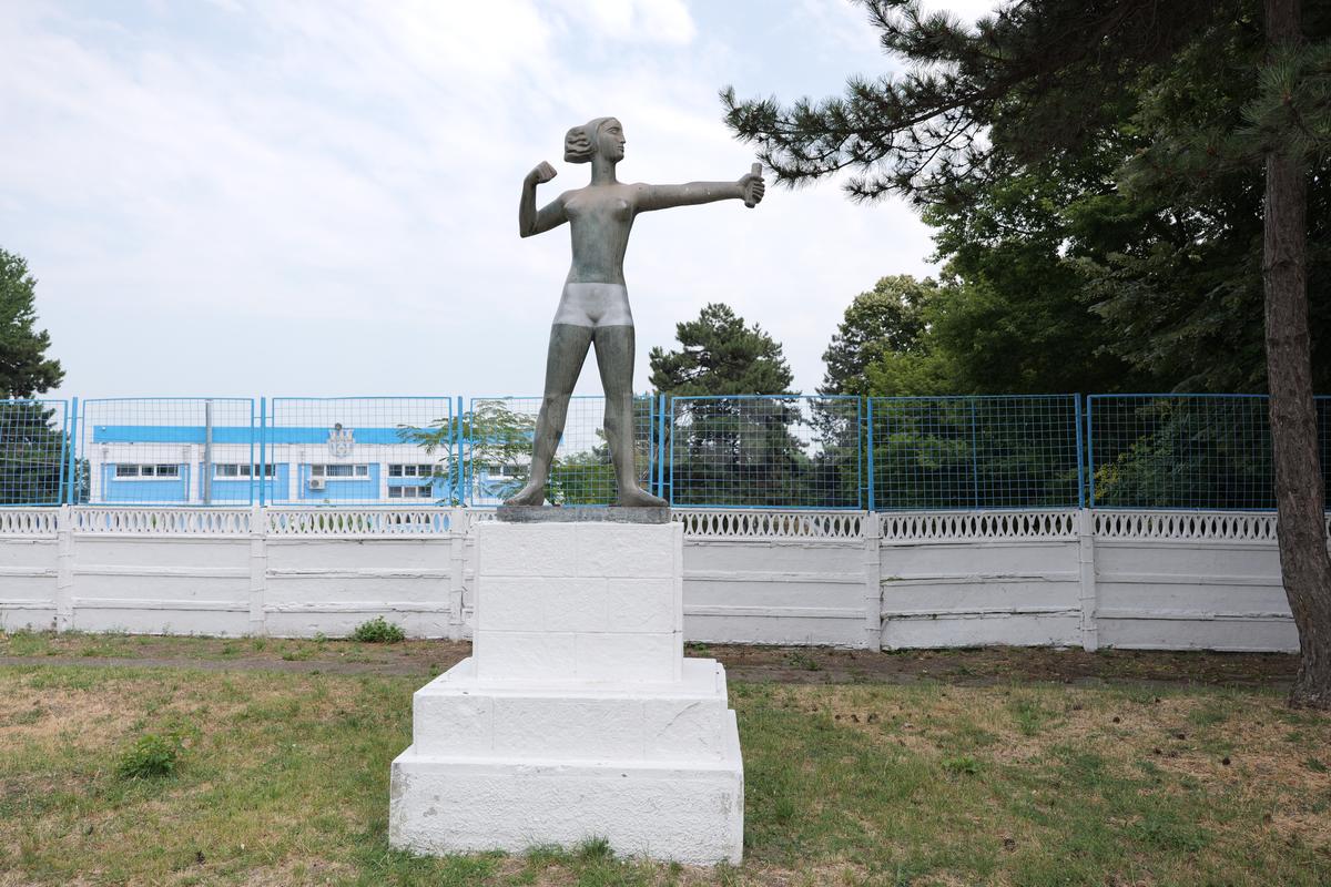 Arenă unică în România! Un bloc de locuințe este chiar în spatele Tribunei I, în curtea stadionului