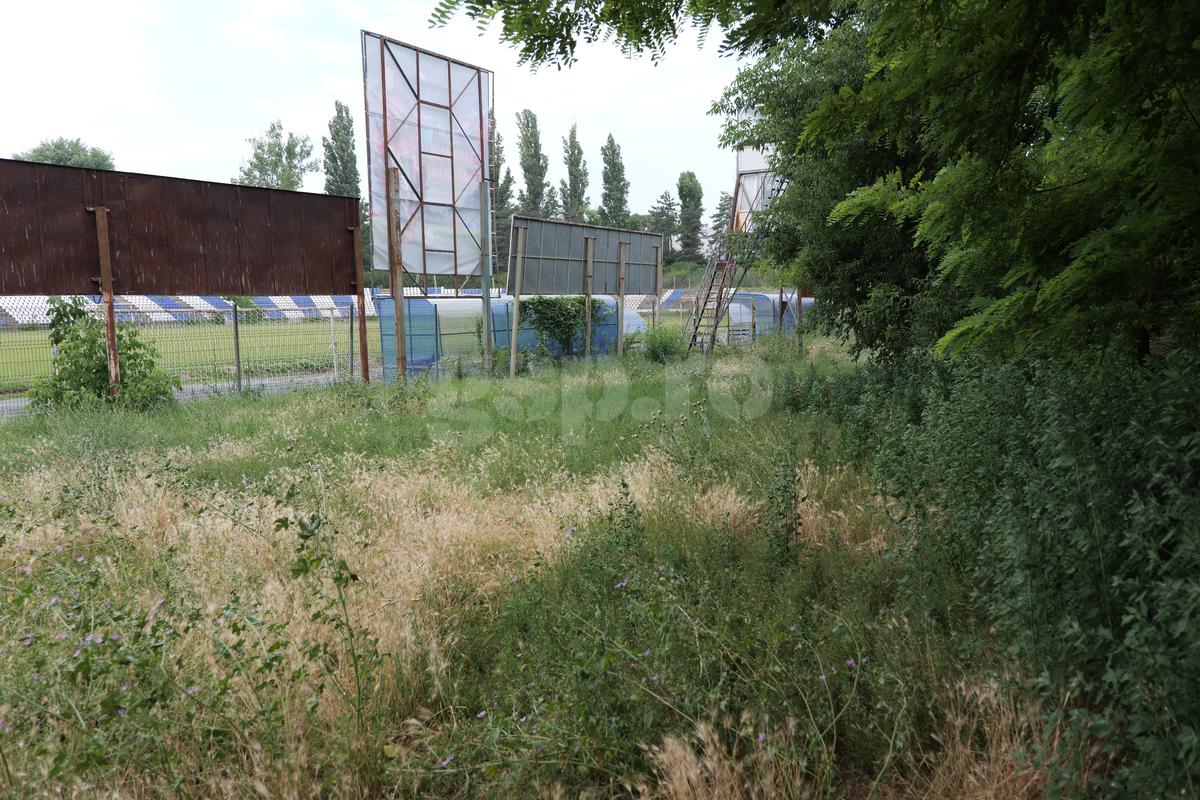 Arenă unică în România! Un bloc de locuințe este chiar în spatele Tribunei I, în curtea stadionului