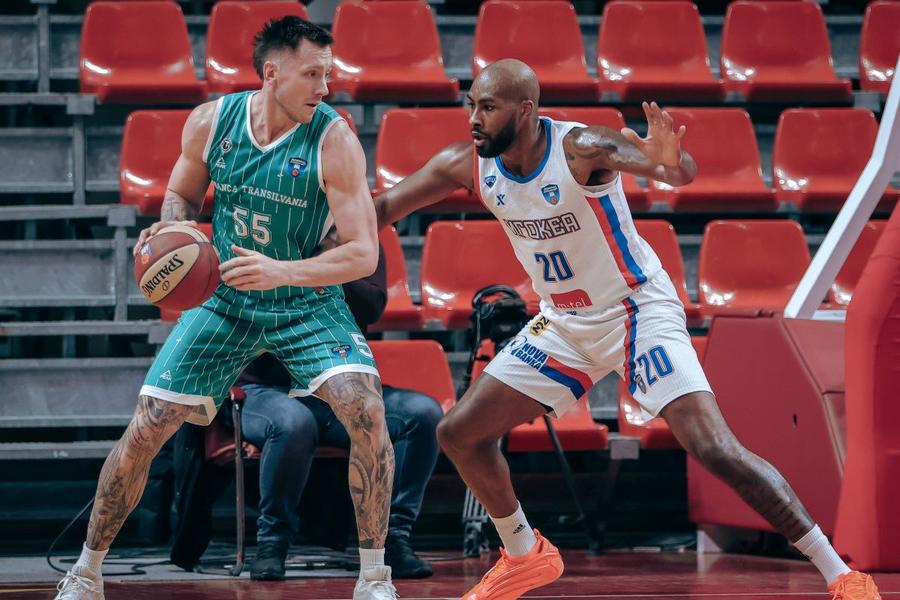 Javon Bess, apărându-l pe Mitch Creek/Foto: aba-liga.com U-BT Cluj-Napoca, transfer de la o adversară din Liga Adriatică » Un jucător cu abilități defensive excelente va juca în alb-negru