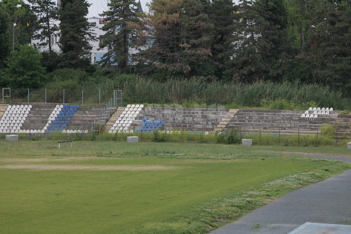 Arenă unică în România! Un bloc de locuințe este chiar în spatele Tribunei I, în curtea stadionului