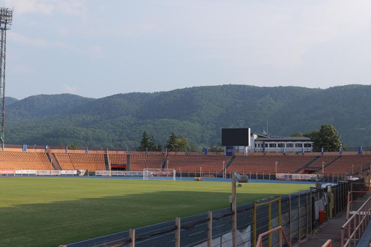 Cum arată stadionul din Piatra Neamț // foto: Andrei Furnigă (GSP)