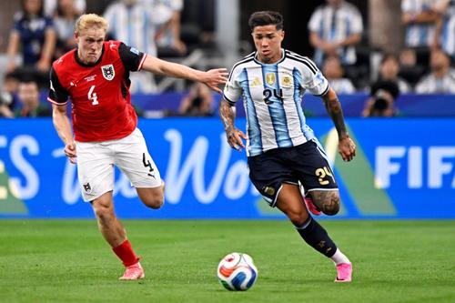 Enzo Fernandez (dreapta), în Argentina - Austria 2-0 / Foto: Imago
