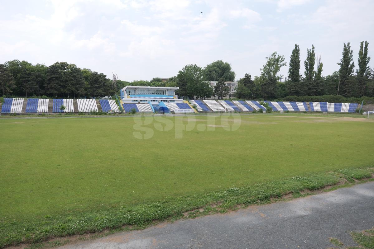 Arenă unică în România! Un bloc de locuințe este chiar în spatele Tribunei I, în curtea stadionului