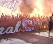 În fața stadionului din Regie, s-au adunat în jur de 350 de suporteri ai Rapidului, care au încurajat echipa pregătită de Dan Alexa înaintea meciului cu Turris, ultimul din play-off-ul pentru promovare din Liga 2.