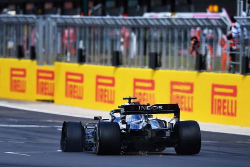 Mașina lui Hamilton, cu cauciucul stânga față vizibil afectat de pană Foto Guliver/GettyImages