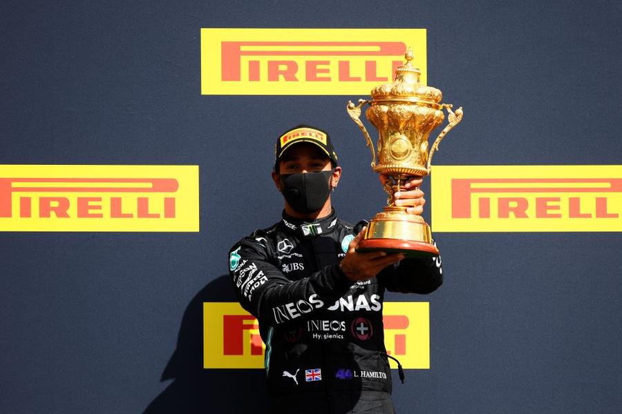 Lewis Hamilton cu trofeul de la Silverstone, cucerit pentru a șaptea oară Foto Guliver/GettyImages Triumf cu pană în ultimul tur! >> Lewis Hamilton a condus din start până la final în ziua cauciucurilor rebele