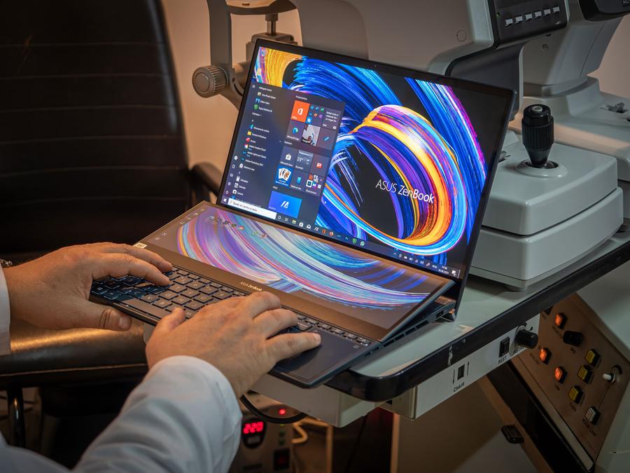 Noile laptopurile ASUS ZenBook: ecrane OLED pentru profesioniști