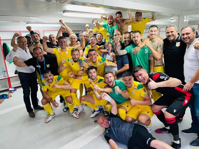 CS Mioveni s-a impus în deplasarea de la Sepsi, scor 2-1. Este prima victorie în Liga 1 după aproape 10 ani pentru argeșeni. Alexandru Pelici (47 de ani) și-a felicitat elevii, dar a recunoscut superioritatea adversarilor.