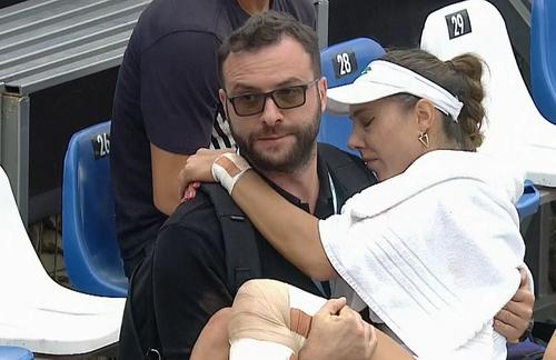 Mihaela Buzărnescu (34 de ani, 133 WTA) s-a accidentat în momentul în care servea pentru victorie în meciul cu Cristina Dinu (29 de ani, 313 WTA), din primul tur al turneului Challenger de la Iași, la scorul de 6-1, 5-3. / FOTO: Captură @Digi Sport 1