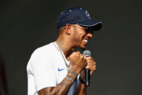 Lewis Hamilton (37 de ani), pilotul celor de la Mercedes, s-a alăturat grupului de finanțatori ai francizei de fotbal american Denver Broncos.