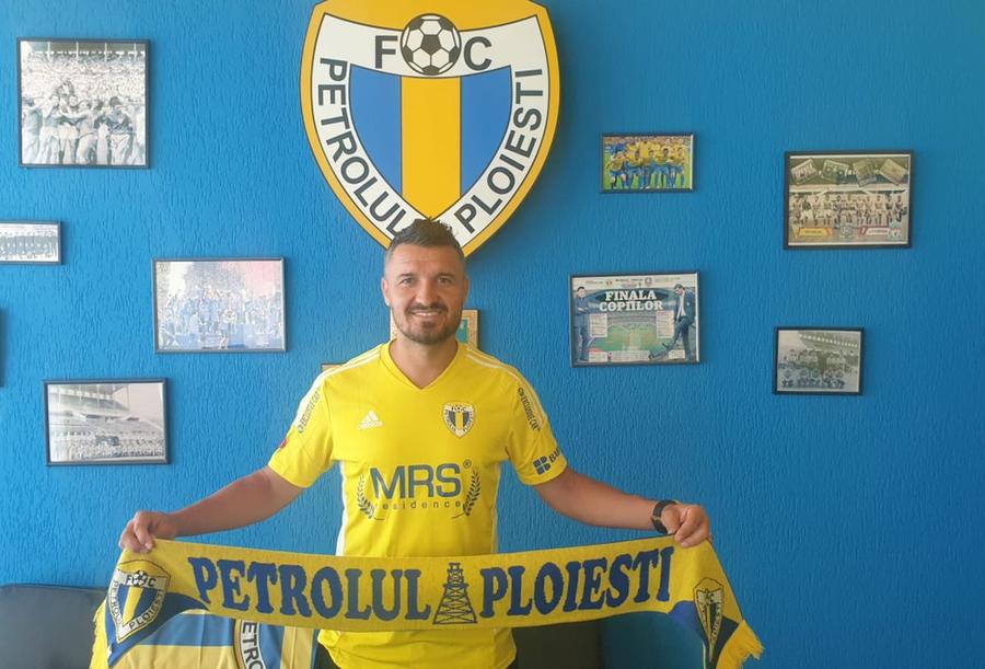 Budescu a semnat cu Petrolul // foto: fcpetrolul.ro Disputat de două cluburi din Liga 1, Budescu a fost prezentat oficial: „Sunt foarte fericit”