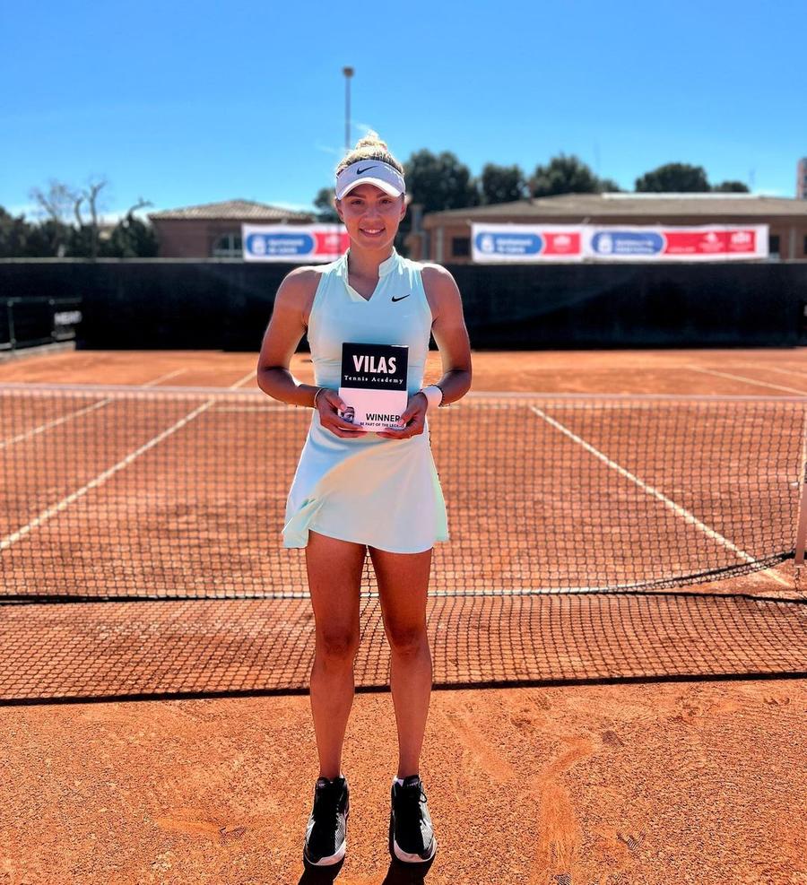 Jaqueline Cristian cu trofeul de la Palmanova Foto Instagram Primul sfert de finală după un an și 9 luni! » Jaqueline Cristian, pe val la Praga