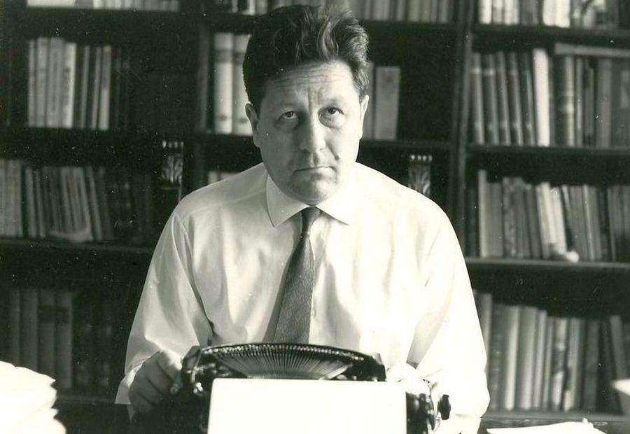 Eugen Barbu Cornel Dinu #75. Zece citate memorabile despre Misterul fotbalului românesc: „Ar fi putut juca oricând la marele Ajax!” + „Spumos, spontan, are un nemaipomenit simț al replicii”