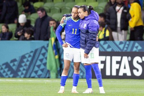 Jucătoarele Braziliei sunt dărâmate după ce au fost eliminate de la Mondial // Foto: Imago