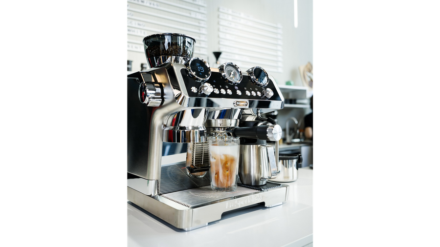 Descoperă arta preparării cafelei cu extracție la rece cu ajutorul espressorului manual De'Longhi La Specialista Maestro