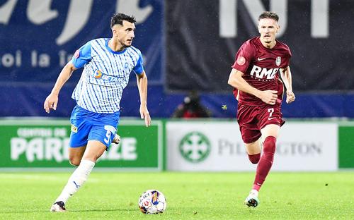 Andrei Ivan, stânga, în duel cu Ermal Krasniqi, foto: Imago
