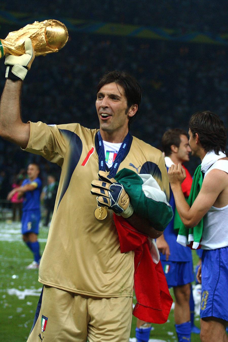 Gianluigi Buffon a câștigat Cupa Mondială cu Italia (2006). Foto: Imago Images Este oficial: Gianluigi Buffon și-a anunțat retragerea din fotbal: „Asta e tot, băieți! Se încheie aici”