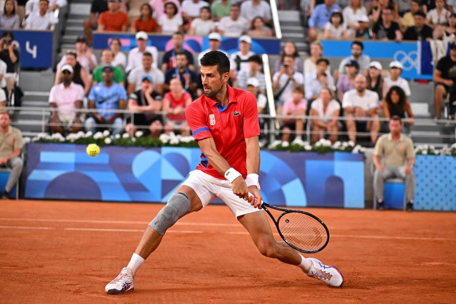 Novak Djokovic în partida cu Stefanos Tsitsipas / Foto: Imago Novak Djokovic, mesaj războinic înainte de semifinalele de la Jocurile Olimpice: „Chiar dacă doctorii vor spune că nu e ok, probabil că voi ieși pe teren”