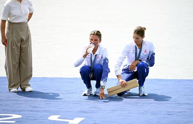 Efectele unui efort supraomenesc » Ionelei Cozmiuc i s-a făcut rău după finala de argint. Gianina a intervenit imediat