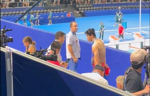Chinezul Pan Zhanle, rivalul lui David Popovici, a revenit azi în bazin la Jocurile Olimpice » Imediat după interviu, agenții doping l-au luat în primire