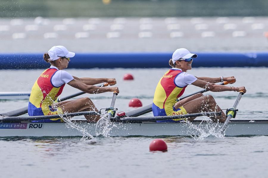 Gianina van Groningen și Ionela Cozmiuc în cursa de argint olimpic Foto: Raed Krishan (Vaires-sur-Marne) Gianina van Groningen și Ionela Cozmiuc, un final de parteneriat cu sclipiri de argint: „Am lăsat tot pe apă de la prima lovitură până la ultima, suntem mândre”