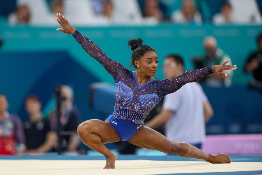 Simone Biles a dominat formidabil concursul la individual compus de joi seară, devenind iar campioană olimpică / Foto: Imago Nadia Comăneci, interviu-eveniment în Gazzetta dello Sport: „Dacă m-aș naște din nou, aș încerca exercițiile cu muzică” + „Nu am avut afecțiunea lui Simone Biles, dar m-a îngrozit soțul meu cu poveștile de anxietate!”