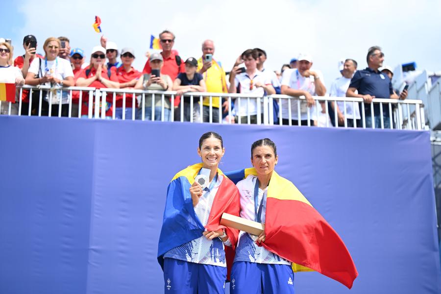 Gianina van Groningen și Ionela Cozmiuc cu medaliile olimpice de argint Foto: Raed Krishan (Vaires-sur-Marne) Gianina van Groningen și Ionela Cozmiuc, un final de parteneriat cu sclipiri de argint: „Am lăsat tot pe apă de la prima lovitură până la ultima, suntem mândre”