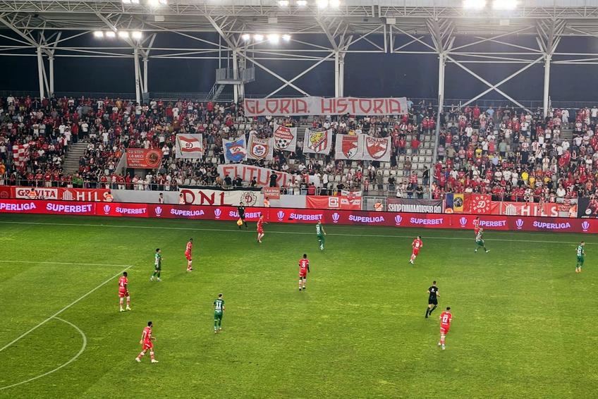 Ultrașii din Peluza Sud Dinamo stau într-un loc neobișnuit în partida pe care „câinii” o dispută împotriva Gloriei Buzău, în runda cu numărul #4 din Superliga.