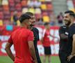 Jucătorii lui Dinamo și FCSB au ieșit pentru inspecția gazonului // Foto: Ionuț Iordache GSP