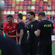 Jucătorii lui Dinamo și FCSB au ieșit pentru inspecția gazonului // Foto: Ionuț Iordache GSP