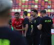 Jucătorii lui Dinamo și FCSB au ieșit pentru inspecția gazonului // Foto: Ionuț Iordache GSP