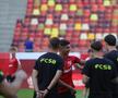 Jucătorii lui Dinamo și FCSB au ieșit pentru inspecția gazonului // Foto: Ionuț Iordache GSP
