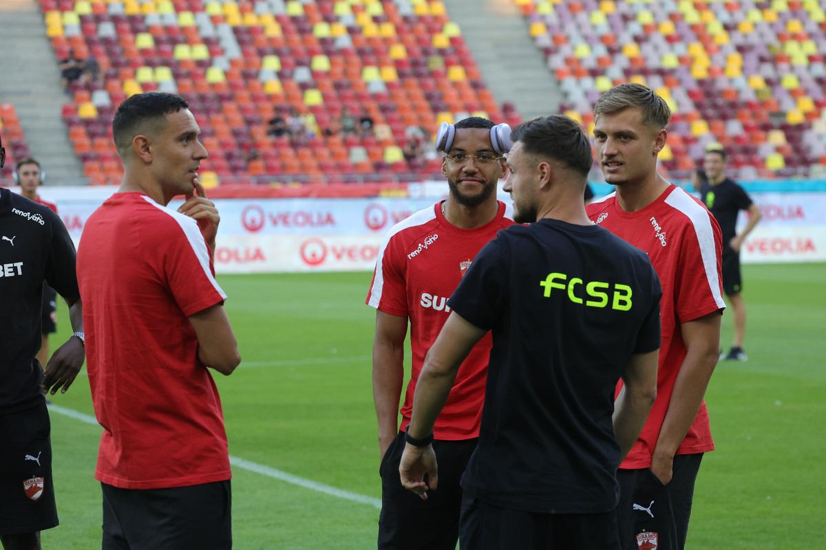 Dinamo - FCSB, imagini de încălzire: cum au fost primiți Politic și Musi de foștii colegi