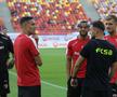 Jucătorii lui Dinamo și FCSB au ieșit pentru inspecția gazonului // Foto: Ionuț Iordache GSP