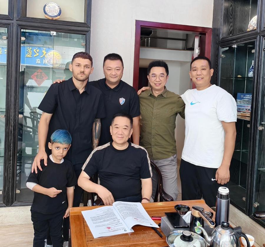 Alexandru Ioniță și-a prelungit contractul cu Yunnan Yukun. FOTO: Facebook Alex Ioniță a semnat: „Felicitări și mulțumim pentru încredere!”