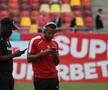 Jucătorii lui Dinamo și FCSB au ieșit pentru inspecția gazonului // Foto: Ionuț Iordache GSP