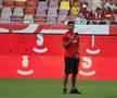Jucătorii lui Dinamo și FCSB au ieșit pentru inspecția gazonului // Foto: Ionuț Iordache GSP