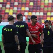Jucătorii lui Dinamo și FCSB au ieșit pentru inspecția gazonului // Foto: Ionuț Iordache GSP