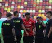 Jucătorii lui Dinamo și FCSB au ieșit pentru inspecția gazonului // Foto: Ionuț Iordache GSP