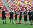Jucătorii lui Dinamo și FCSB au ieșit pentru inspecția gazonului // Foto: Ionuț Iordache GSP