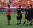 Jucătorii lui Dinamo și FCSB au ieșit pentru inspecția gazonului // Foto: Ionuț Iordache GSP