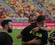 Jucătorii lui Dinamo și FCSB au ieșit pentru inspecția gazonului // Foto: Ionuț Iordache GSP