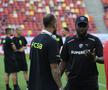 Jucătorii lui Dinamo și FCSB au ieșit pentru inspecția gazonului // Foto: Ionuț Iordache GSP