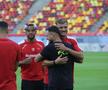 Jucătorii lui Dinamo și FCSB au ieșit pentru inspecția gazonului // Foto: Ionuț Iordache GSP