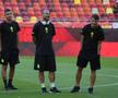 Jucătorii lui Dinamo și FCSB au ieșit pentru inspecția gazonului // Foto: Ionuț Iordache GSP