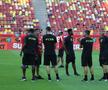 Jucătorii lui Dinamo și FCSB au ieșit pentru inspecția gazonului // Foto: Ionuț Iordache GSP