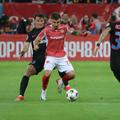 Armstrong, în duel cu Radunovic/ Dinamo - FCSB // foto: GSP