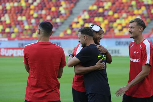 Jucătorii lui Dinamo și FCSB au ieșit pentru inspecția gazonului. Dennis Politic, îmbrățișat de Sivis // Foto: Ionuț Iordache GSP